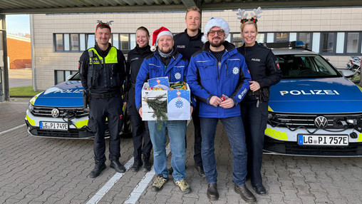 Weihnachtsbesuche auf den 24/7 Dienststellen von PI und PD Lüneburg